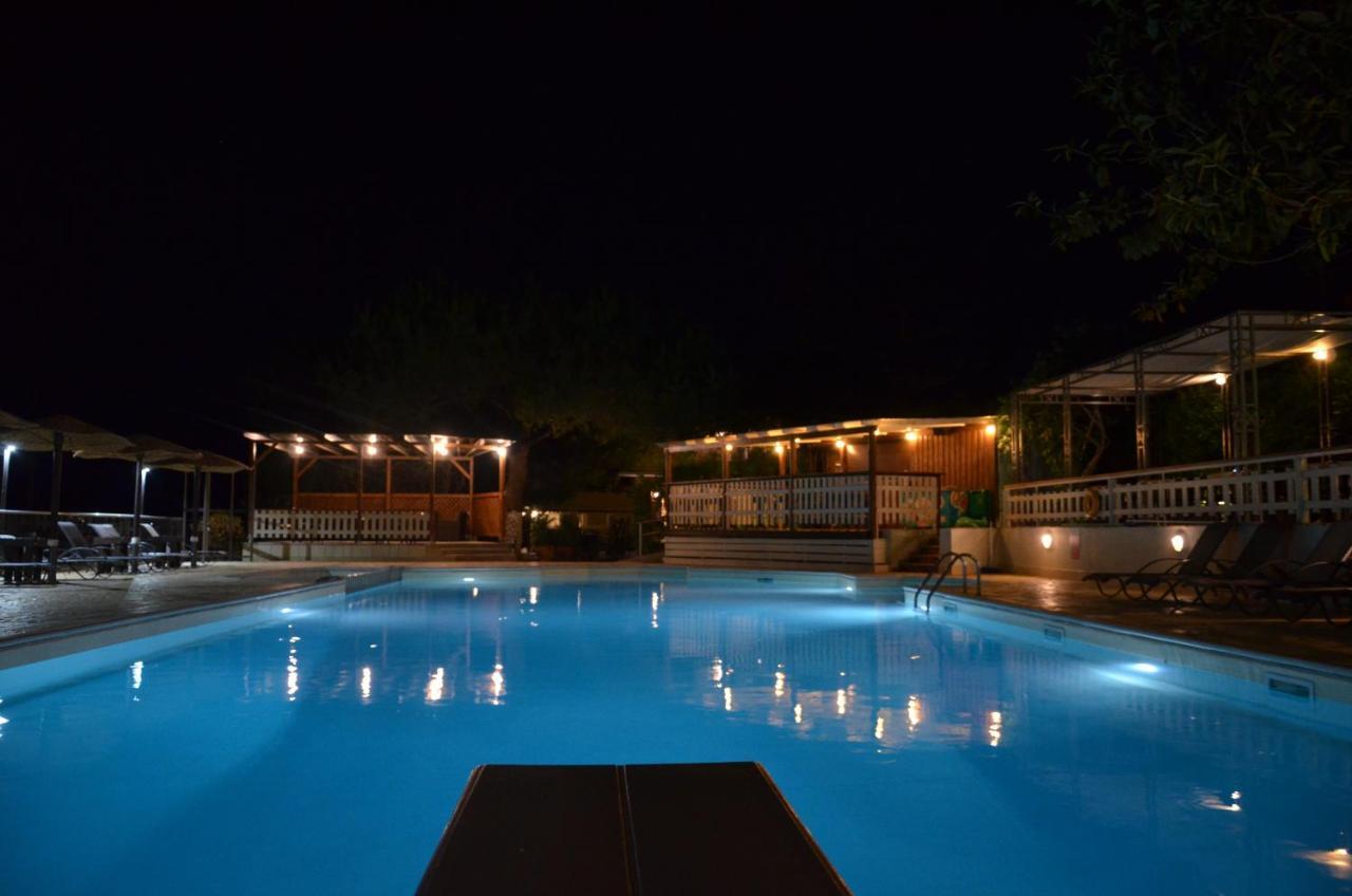 Apolafsi Aparthotel Lixouri Bagian luar foto